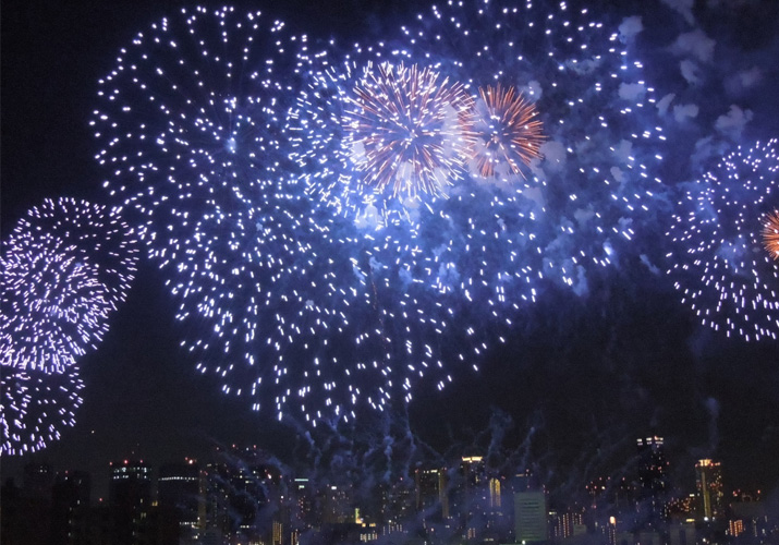 淀川花火大会の日は、本社から皆で花火を見るのが恒例行事となっています。