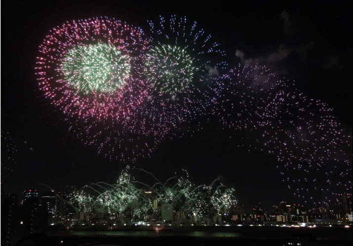 本社7階から見える淀川花火大会。大阪の夜景が綺麗です！