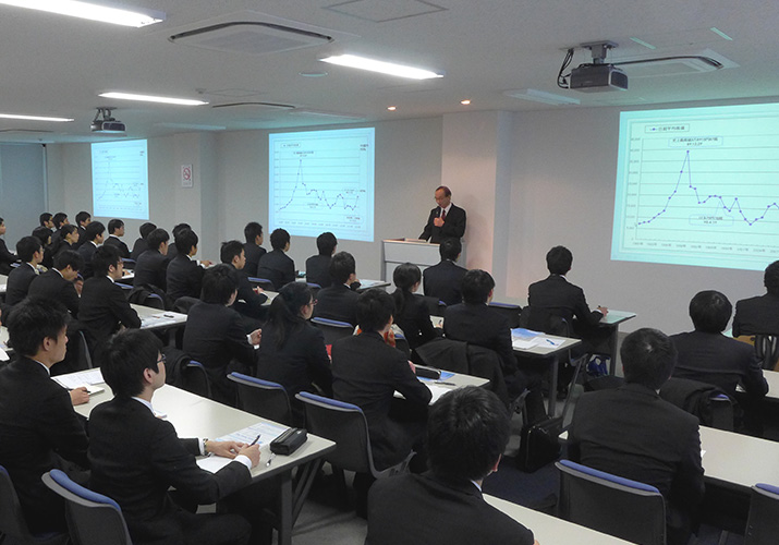 本社での会社説明会。社長から学生に向けて熱いメッセージが語られます。